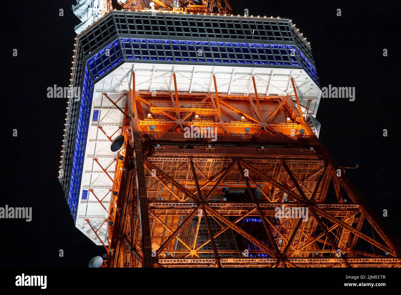La luce e l'illuminazione della Torre di Tokyo sono bellissime da vicino, scattate di notte Foto Stock