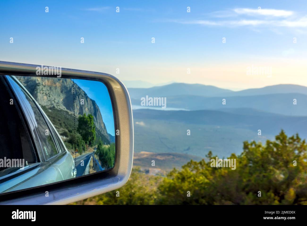 Strada in montagna e specchietto retrovisore Foto Stock
