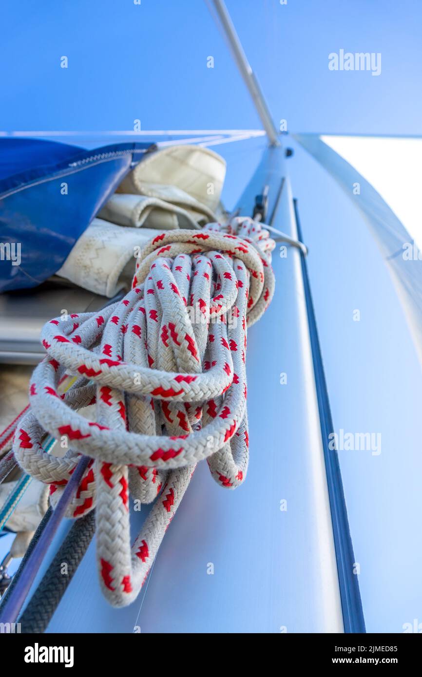 Albero di Yacht a vela con corde e Blue Sky Foto Stock