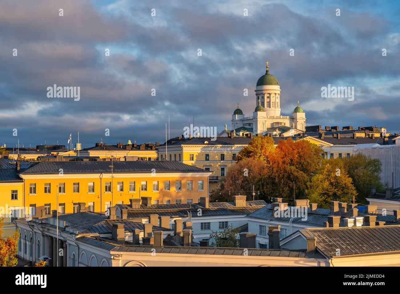 Helsinki Finlandia, vista ad angolo alto dello skyline della città nel centro città e Cattedrale di Helsinki con volpe autunnali Foto Stock