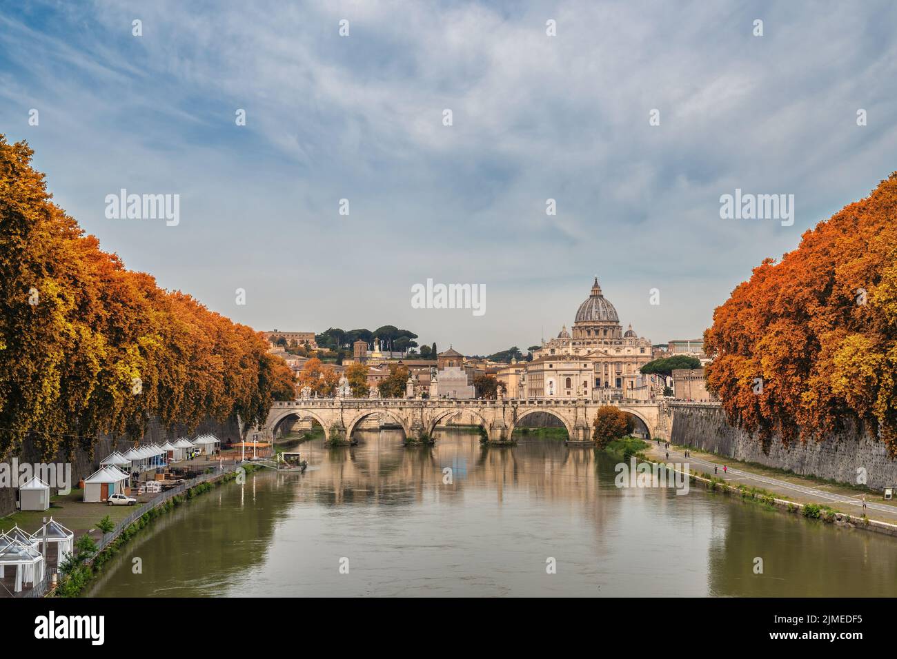 Roma Vaticano, skyline della città al Tevere con stagione di fogliame autunnale Foto Stock