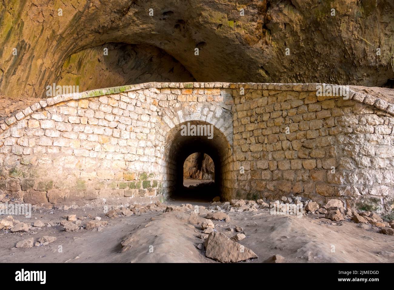 Vecchie mura di pietra in una grotta di montagna Foto Stock