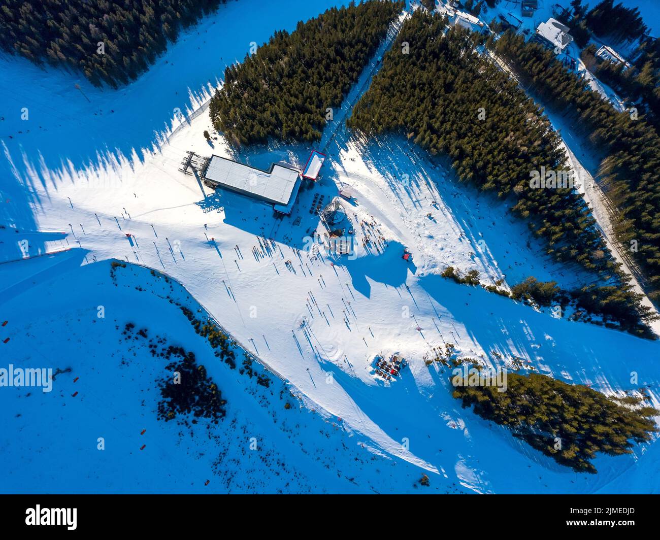 Stazione di skilift e caffetteria. Vista aerea verticale verso il basso Foto Stock