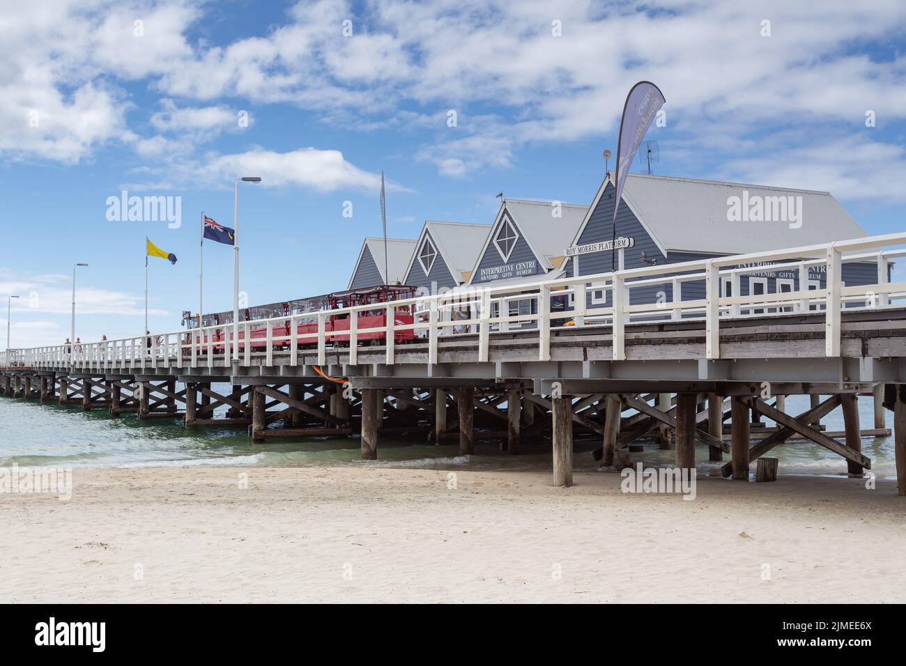 Un treno è sulla bella Busselton Jetty in giorno di sole, cielo blu giorno, Busselton, Australia occidentale Foto Stock