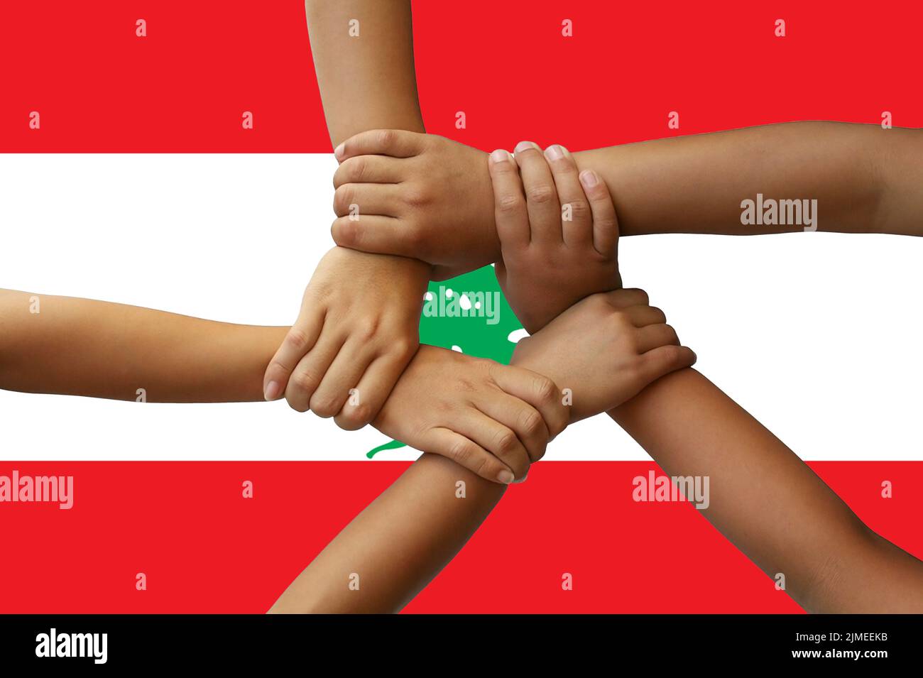 Bandiera del Libano, l'intrecessione di un gruppo multiculturale di giovani Foto Stock