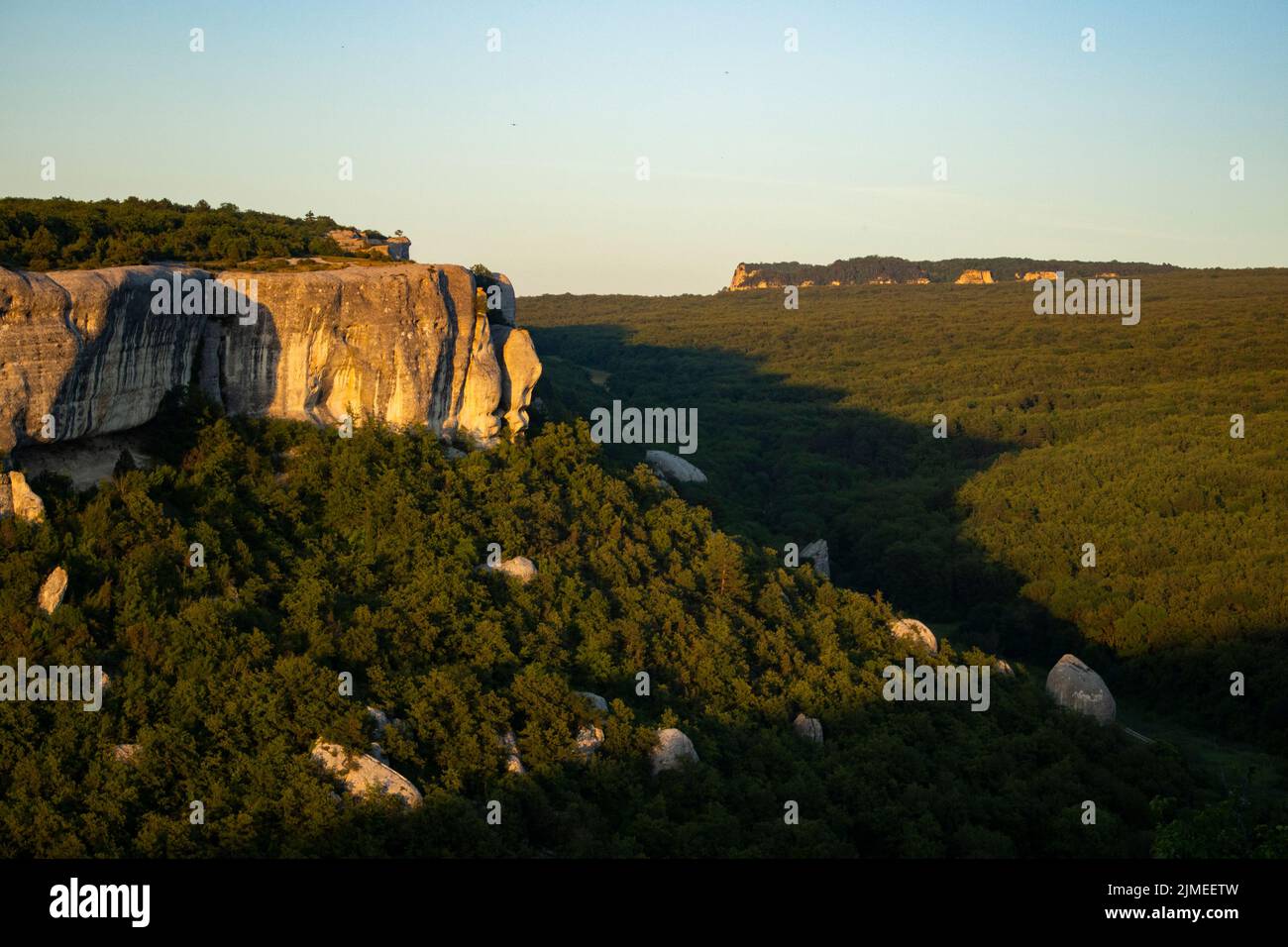 Vista della valle verde. Bellissimo paesaggio estivo. Cielo e verde. Ampia vista sulla gola. Foto Stock