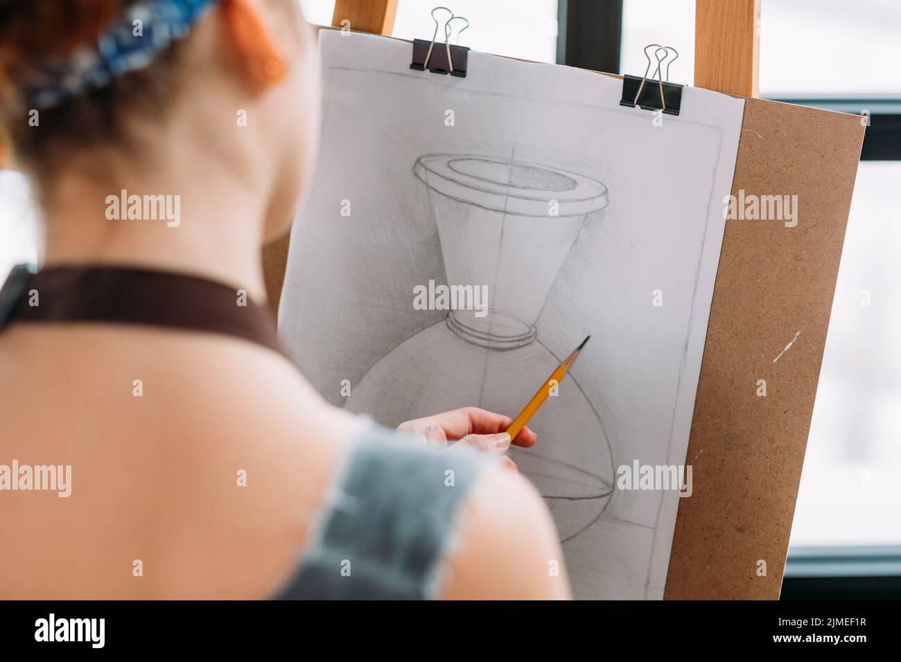 pittore di studio d'arte che misura le proporzioni disegno Foto Stock