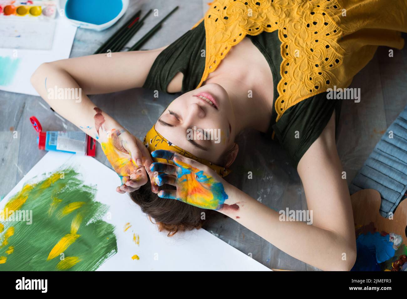 tempo libero ricreazione artista pavimento mani vernice Foto Stock