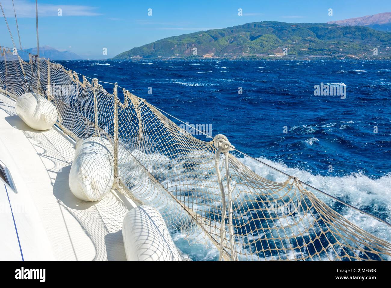 Yacht a vela vicino alla costa in tempo di vento Foto Stock