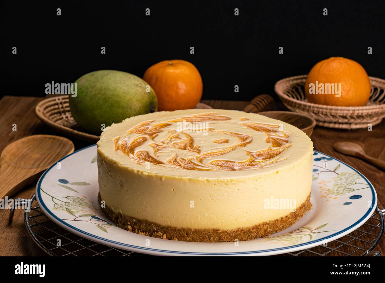 Vista laterale della cheesecake di mango fatta in casa in un piatto di ceramica. Foto Stock