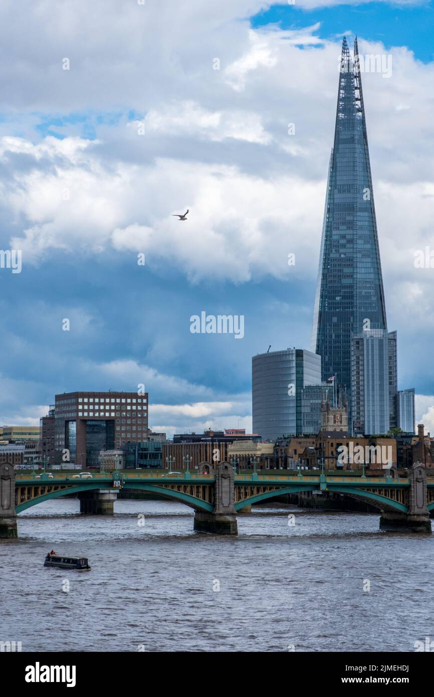 Il caratteristico edificio del grattacielo Shard che domina lo skyline dietro il Southwark Bridge. Foto Stock