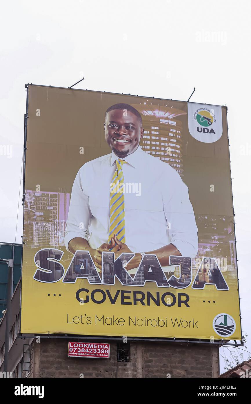 Nairobi, Kenya. 3rd ago 2022. Un cartellone della campagna politica con un'immagine del candidato del governatore di Johnson Sakaja Nairobi United Democratic Alliance (UDA) lungo Juja Road mentre i keniani si preparano a votare le elezioni generali del 9th agosto 2022. I politici continuano a fare campagne in diverse parti del paese per chiedere voti ai keniani. Campagna politica cartelloni, poster, auto di marca, ombrelli, magliette e striscioni sono visti ovunque campagna elettorale generale. I keniani si dirigeranno alle urne il 9 agosto 2022 per eleggere un nuovo presidente, così come i membri dell'Assemblea Nazionale e del Senato Foto Stock