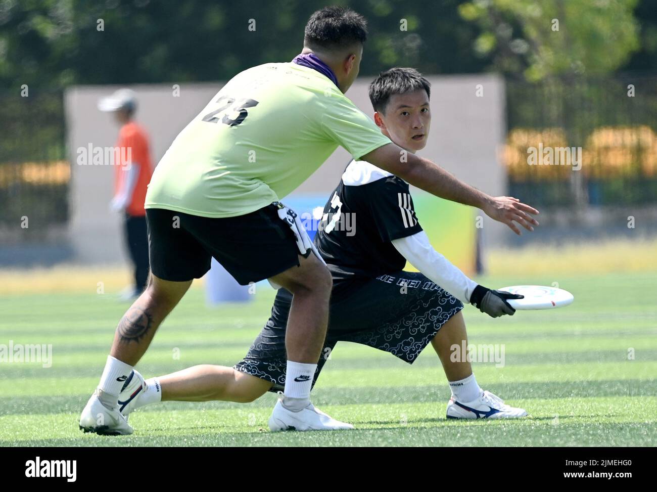 XI'an, la provincia cinese di Shaanxi. 6th ago 2022. Huang Lei (R) del team UPLUS compete durante una partita della National Ultimate Frisbee League della Cina contro il team Super luminal Club a Xi'an, nella provincia di Shaanxi della Cina nord-occidentale, 6 agosto 2022. La prima National Ultimate Frisbee League della Cina è iniziata a Xi'an sabato, attirando circa 400 giocatori a cui partecipare. Credit: Yibo/Xinhua/Alamy Live News Foto Stock