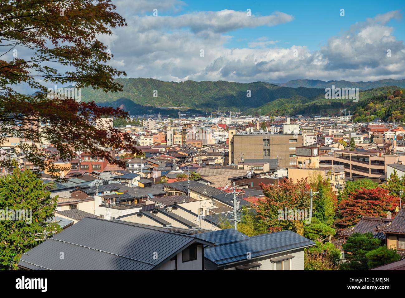 Takayama Gifu Japan, vista ad alto angolo dello skyline della città vecchia di Takayama con stagione di fogliame autunnale Foto Stock