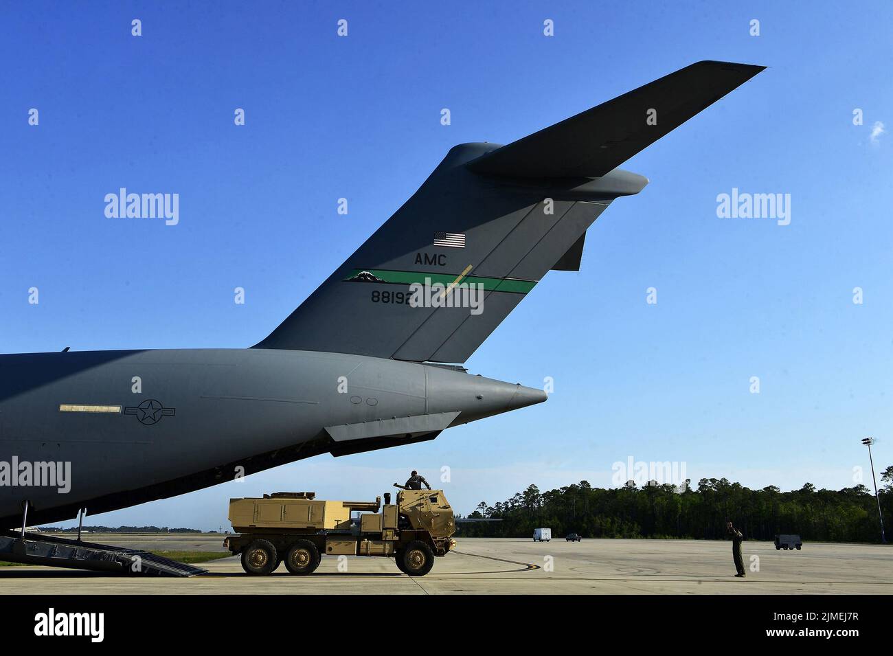 Kiev, Ucraina 1, ago 2022 personale dell'aeronautica degli Stati Uniti Sgt. Robert Clark, a destra, un C-17 Globemaster III con il 8th Airlift Squadron, dir Foto Stock