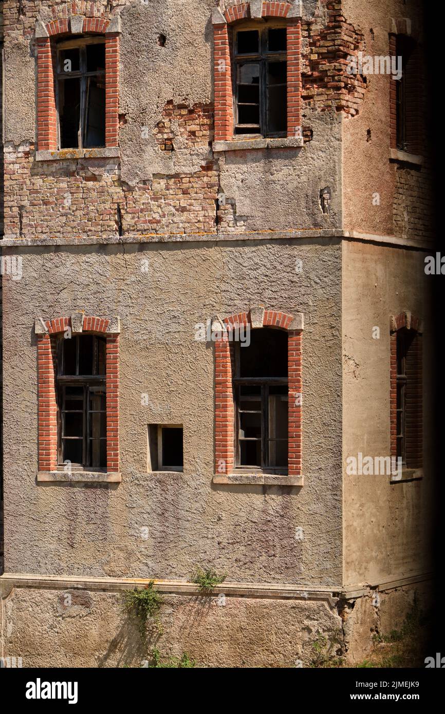 una vista della facciata di un muro di mattoni e di un edificio medievale in una buyukada, istanbul Foto Stock