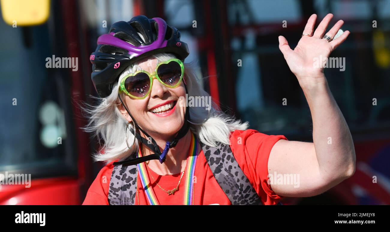 Brighton UK 6th agosto 2022 - i primi arrivi si preparano per la sfilata di Brighton e Hove Pride in una bella giornata di sole caldo. Con buone previsioni del tempo si prevede che grandi folle parteciperanno al più grande festival LGBTQ Pride del Regno Unito a Brighton nel corso del fine settimana: Credit Simon Dack / Alamy Live News Foto Stock