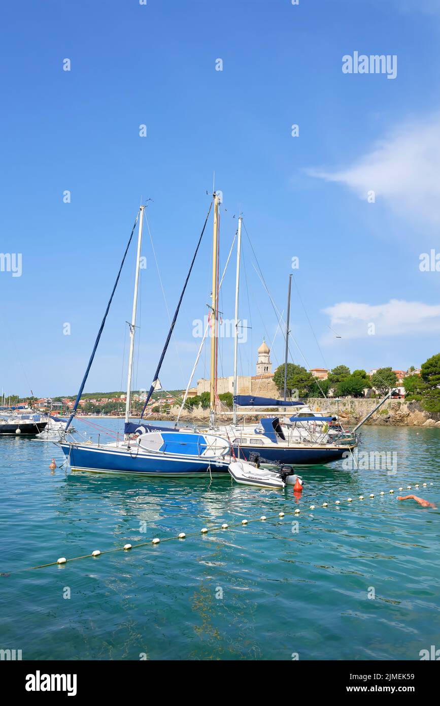 Barche nel porto di Krk sull'isola omonima Krk sul mare Adriatico in Croazia Foto Stock