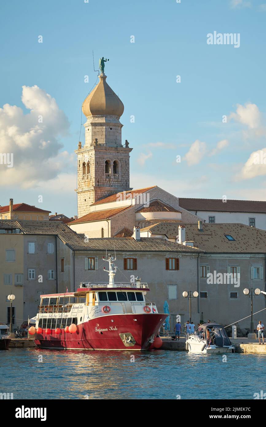 Escursione in barca nel porto di fronte alla storica città vecchia di Krk in Croazia Foto Stock