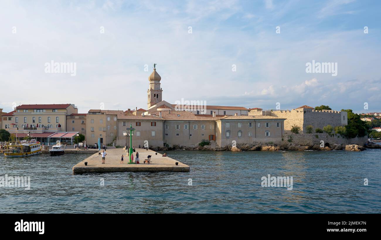 Vista della città storica di Krk sul mare Adriatico in Croazia dal mare Foto Stock