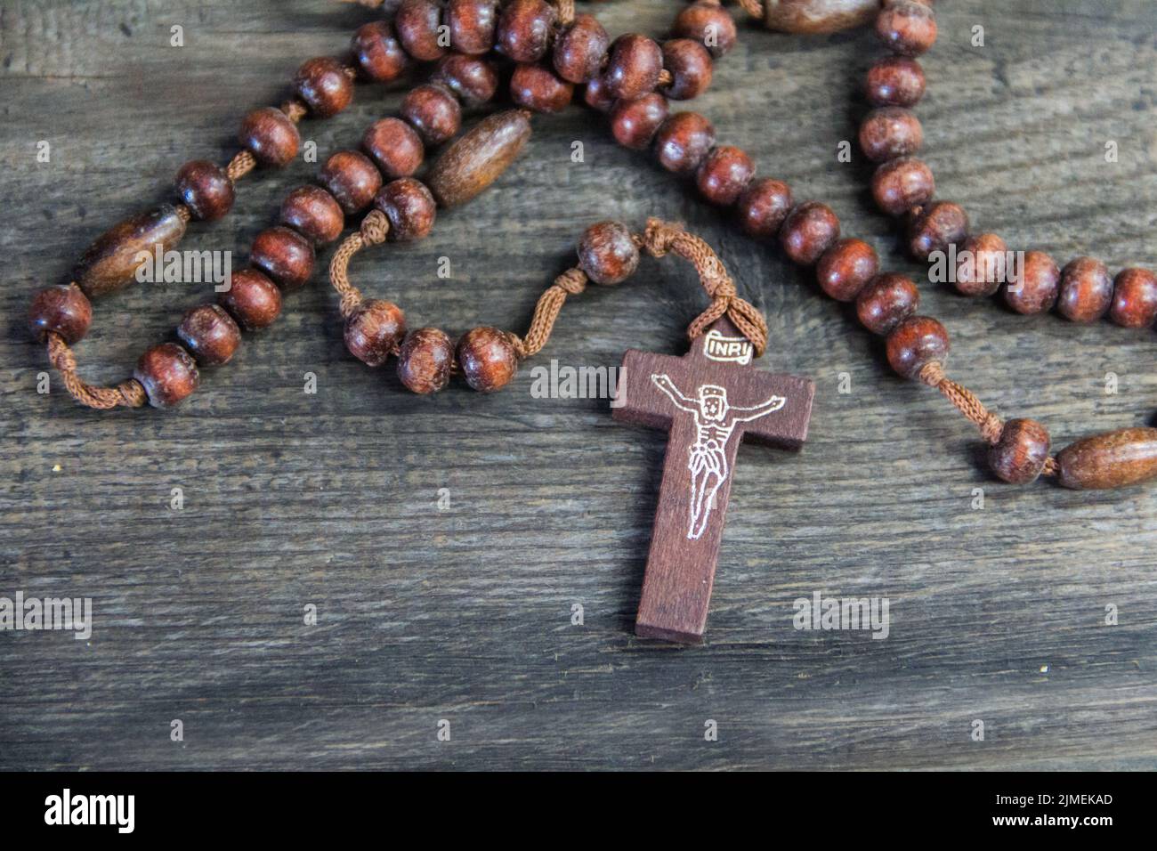Particolare della croce di un rosario cattolico Foto Stock