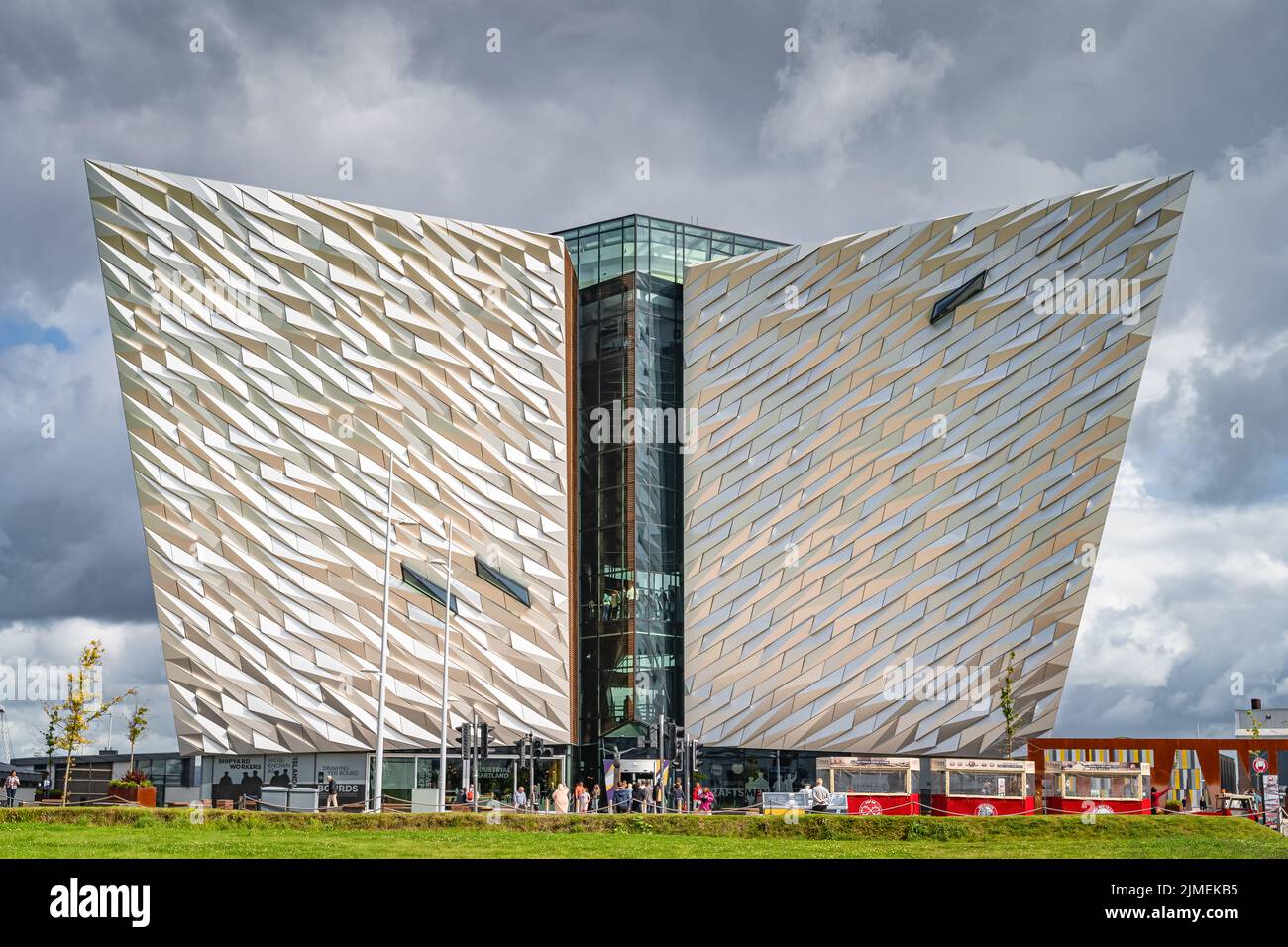 Vista frontale sul maestoso edificio del Titanic Museum, situato nel quartiere Titanic di Belfast Foto Stock