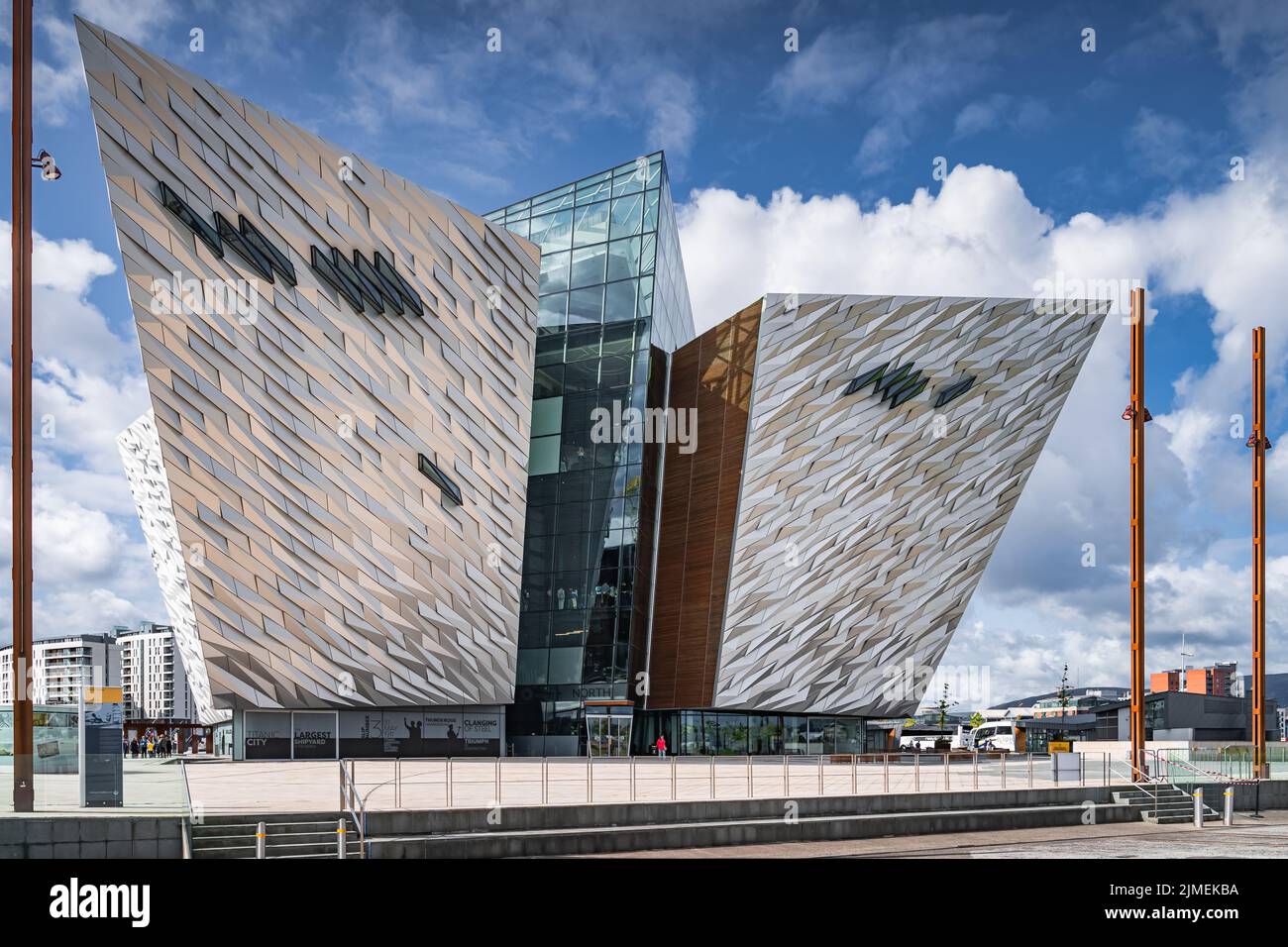 Vista posteriore sul maestoso edificio del Titanic Museum, situato nel quartiere Titanic di Belfast Foto Stock