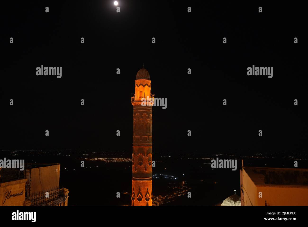 Vista notturna della moschea in marcia sotto la luna piena, Mardin grande moschea (ulucami) minareto di notte. Foto Stock