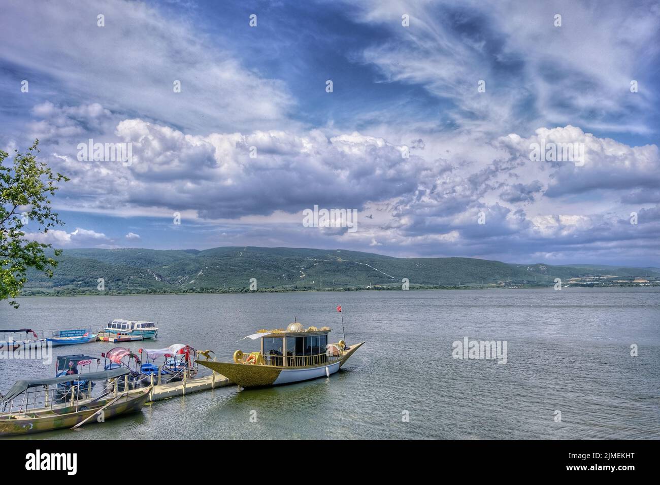 bella vista del lago uluabat e il nome della città golyazi (glyaz), antica barca sul lago sotto paesaggio. Foto Stock