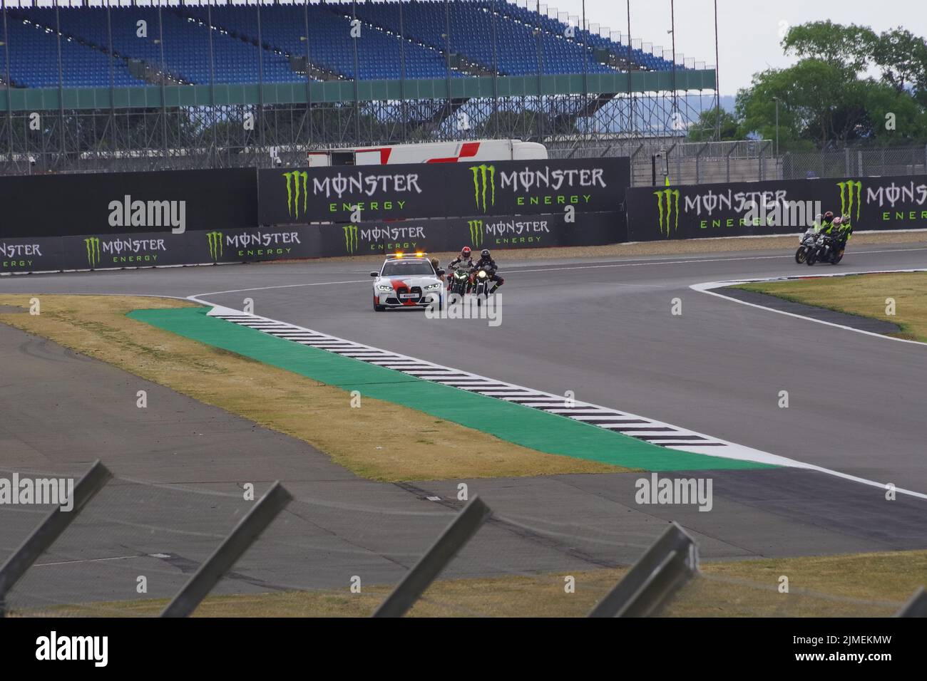 Moto GP Day of Champions è tornato sul circuito di Silverstone dopo due anni di pausa. A partire dal 1989 e istituito dai co-fondatori Andrea, Barry Coleman e GP pilota Randy Mamola le due ruote per la vita, Riders for Life organizzazioni non profit forniscono assistenza sanitaria ai villaggi africani portati dall'uso di motociclette. L'evento Day of Champions raccoglie denaro da un'asta dal vivo di articoli relativi a Moto GP donati dai piloti del GP. Un'intera giornata di attività include un paddock, una passeggiata in pitlane, un incontro con i piloti e un giro in moto dove due giri di Silverstone sono condotti dai piloti GP, Niall M. Foto Stock