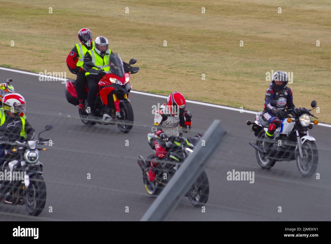Moto GP Day of Champions è tornato sul circuito di Silverstone dopo due anni di pausa. A partire dal 1989 e istituito dai co-fondatori Andrea, Barry Coleman e GP pilota Randy Mamola le due ruote per la vita, Riders for Life organizzazioni non profit forniscono assistenza sanitaria ai villaggi africani portati dall'uso di motociclette. L'evento Day of Champions raccoglie denaro da un'asta dal vivo di articoli relativi a Moto GP donati dai piloti del GP. Un'intera giornata di attività include un paddock, una passeggiata in pitlane, un incontro con i piloti e un giro in moto dove due giri di Silverstone sono condotti dai piloti GP, Niall M. Foto Stock