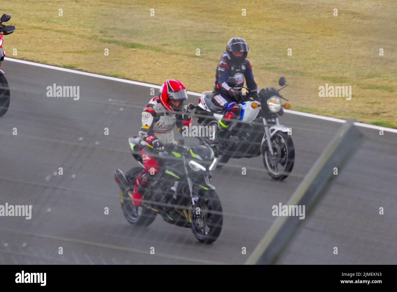 Moto GP Day of Champions è tornato sul circuito di Silverstone dopo due anni di pausa. A partire dal 1989 e istituito dai co-fondatori Andrea, Barry Coleman e GP pilota Randy Mamola le due ruote per la vita, Riders for Life organizzazioni non profit forniscono assistenza sanitaria ai villaggi africani portati dall'uso di motociclette. L'evento Day of Champions raccoglie denaro da un'asta dal vivo di articoli relativi a Moto GP donati dai piloti del GP. Un'intera giornata di attività include un paddock, una passeggiata in pitlane, un incontro con i piloti e un giro in moto dove due giri di Silverstone sono condotti dai piloti GP, Niall M. Foto Stock