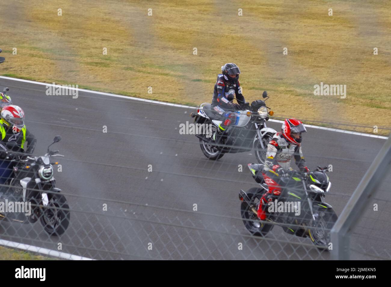 Moto GP Day of Champions è tornato sul circuito di Silverstone dopo due anni di pausa. A partire dal 1989 e istituito dai co-fondatori Andrea, Barry Coleman e GP pilota Randy Mamola le due ruote per la vita, Riders for Life organizzazioni non profit forniscono assistenza sanitaria ai villaggi africani portati dall'uso di motociclette. L'evento Day of Champions raccoglie denaro da un'asta dal vivo di articoli relativi a Moto GP donati dai piloti del GP. Un'intera giornata di attività include un paddock, una passeggiata in pitlane, un incontro con i piloti e un giro in moto dove due giri di Silverstone sono condotti dai piloti GP, Niall M. Foto Stock