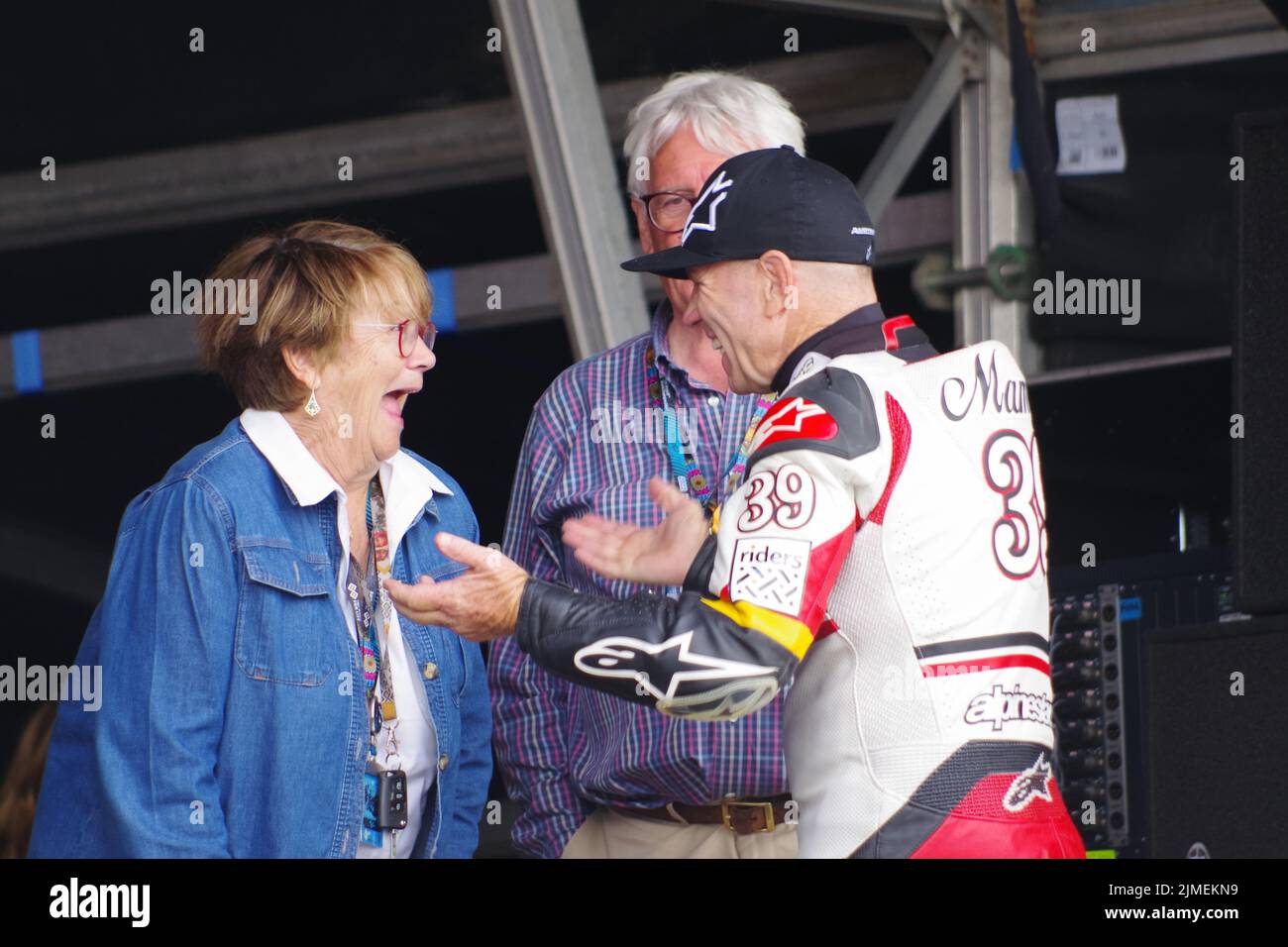 Moto GP Day of Champions è tornato sul circuito di Silverstone dopo due anni di pausa. A partire dal 1989 e istituito dai co-fondatori Andrea, Barry Coleman e GP pilota Randy Mamola le due ruote per la vita, Riders for Life organizzazioni non profit forniscono assistenza sanitaria ai villaggi africani portati dall'uso di motociclette. L'evento Day of Champions raccoglie denaro da un'asta dal vivo di articoli relativi a Moto GP donati dai piloti del GP. Un'intera giornata di attività include un paddock, una passeggiata in pitlane, un incontro con i piloti e un giro in moto dove due giri di Silverstone sono condotti dai piloti GP, Niall M. Foto Stock