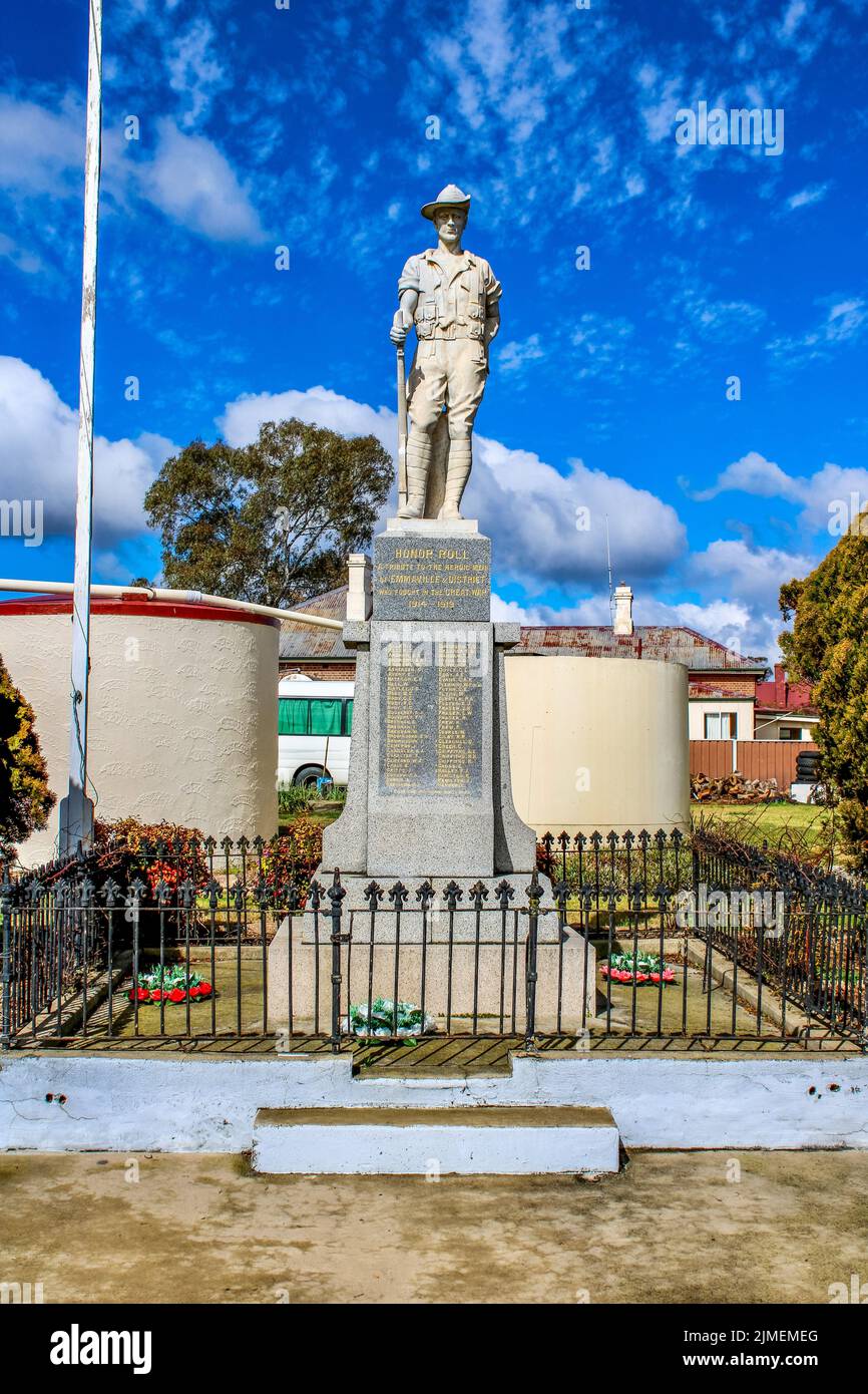 Uno scatto verticale di una statua del Memoriale della Guerra Mondiale del 2 a Emmaville, nuovo Galles del Sud, Australia Foto Stock