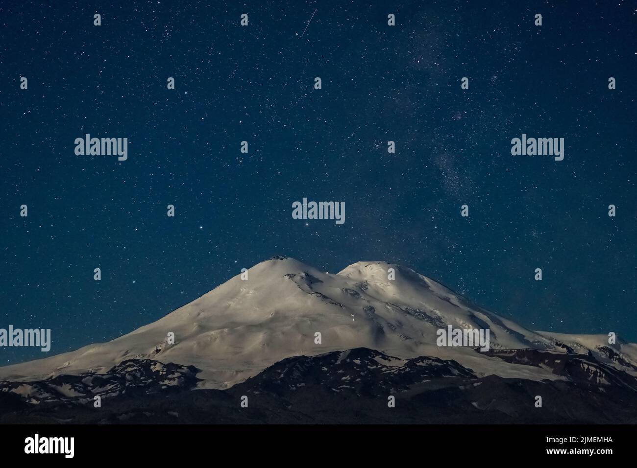 Stelle di notte e Monte Elbrus Foto Stock