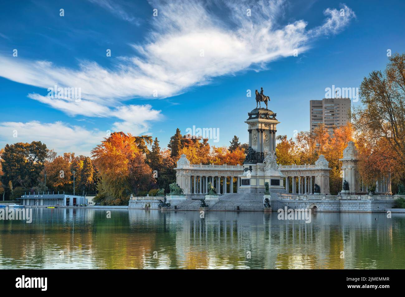 Madrid Spagna, alba skyline della città al Parco El Retiro con stagione di fogliame autunnale Foto Stock