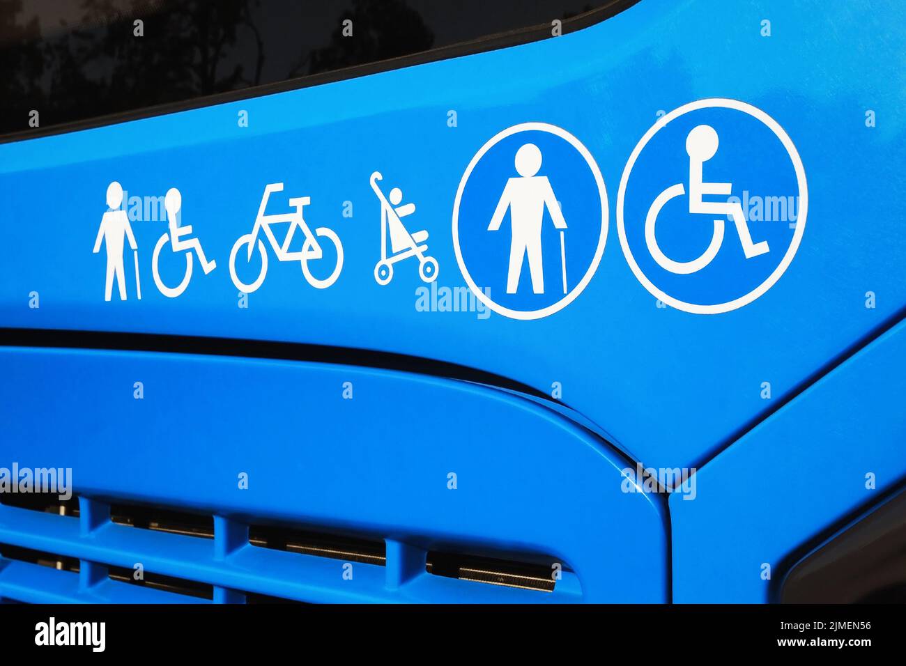 Insegna per disabili, persone anziane, carrozzine per bambini e icone per biciclette sull'autobus cittadino. Concetto di accessibilità ai mezzi pubblici Foto Stock