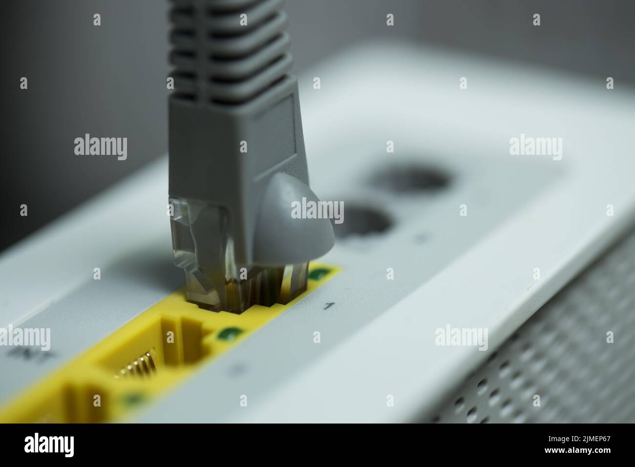 Un router moderno con un cavo di rete Foto Stock