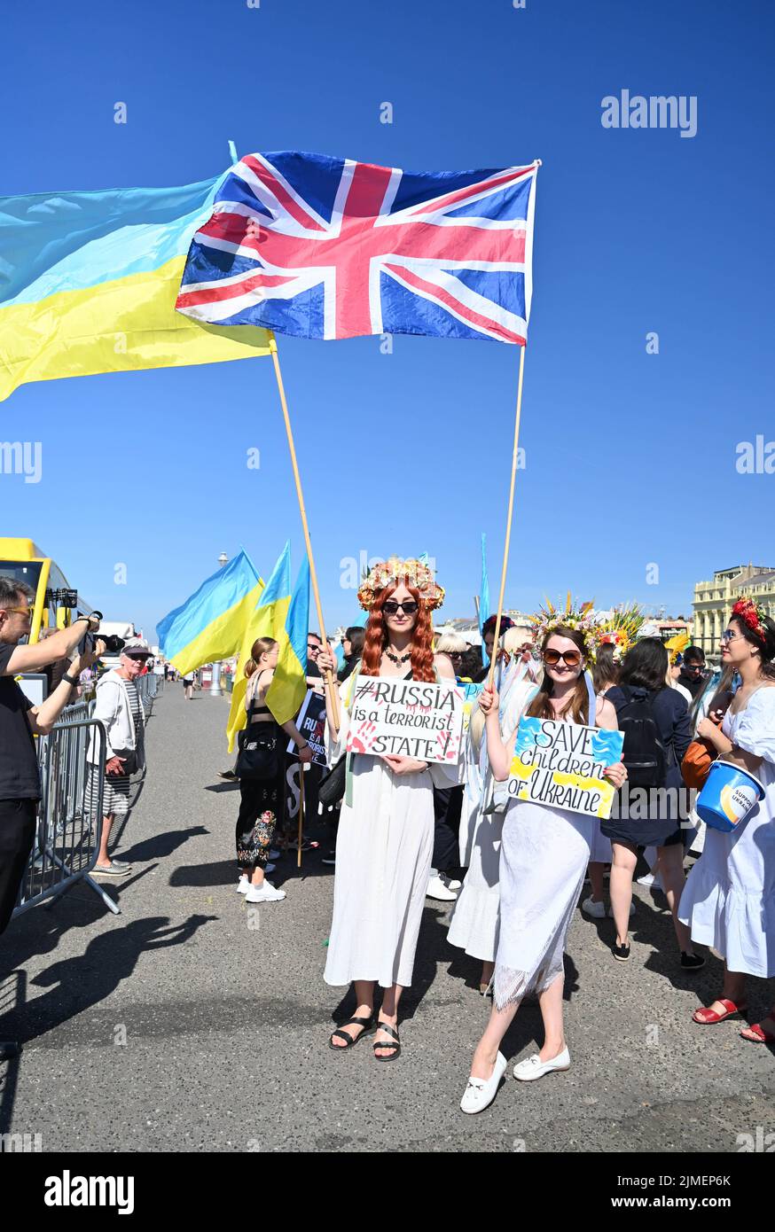 Brighton UK 6th August 2022 - i sostenitori Pro Ucraina sono pronti per la sfilata di Brighton e Hove Pride in una bella giornata di sole caldo. Con buone previsioni del tempo si prevede che grandi folle parteciperanno al più grande festival LGBTQ Pride del Regno Unito a Brighton nel corso del fine settimana: Credit Simon Dack / Alamy Live News Foto Stock