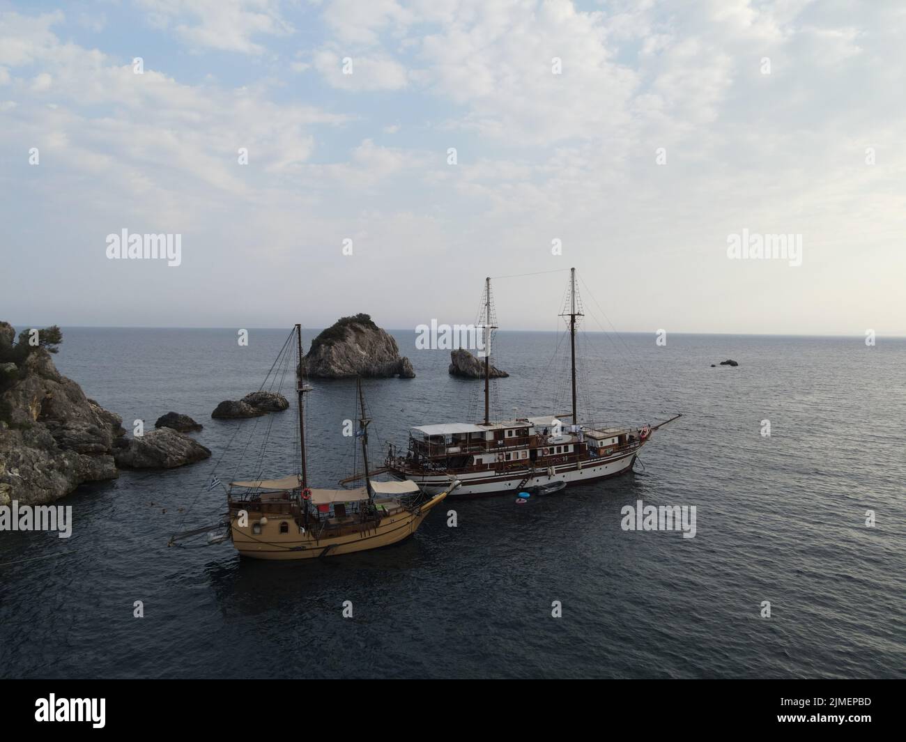 Vista aerea navi pirata vicino Isola di Panagia in famosa destinazione turistica Parga Città i Caraibi greci di Epiro Grecia Foto Stock
