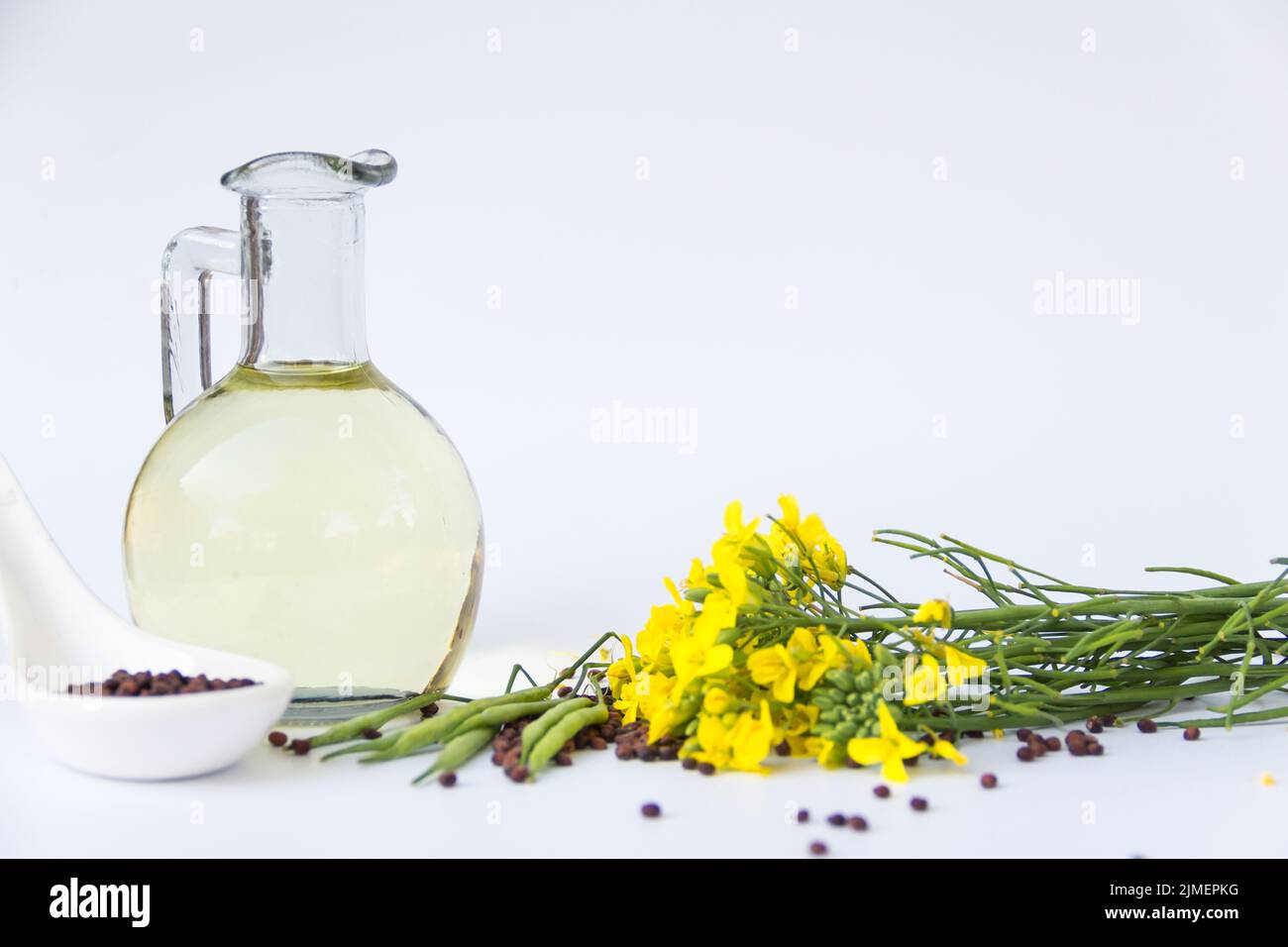 Olio di canola, fiori e semi fondo bianco isolato Foto Stock Olio di canola, fiori e semi fondo bianco isolato Foto Stock