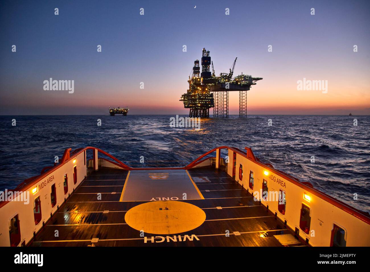 Nave di fornitura destinata alle operazioni di carico per impianti di produzione di petrolio. Imbarcazione a posizionamento dinamico per operazioni di carico per carro di sollevamento. Foto Stock