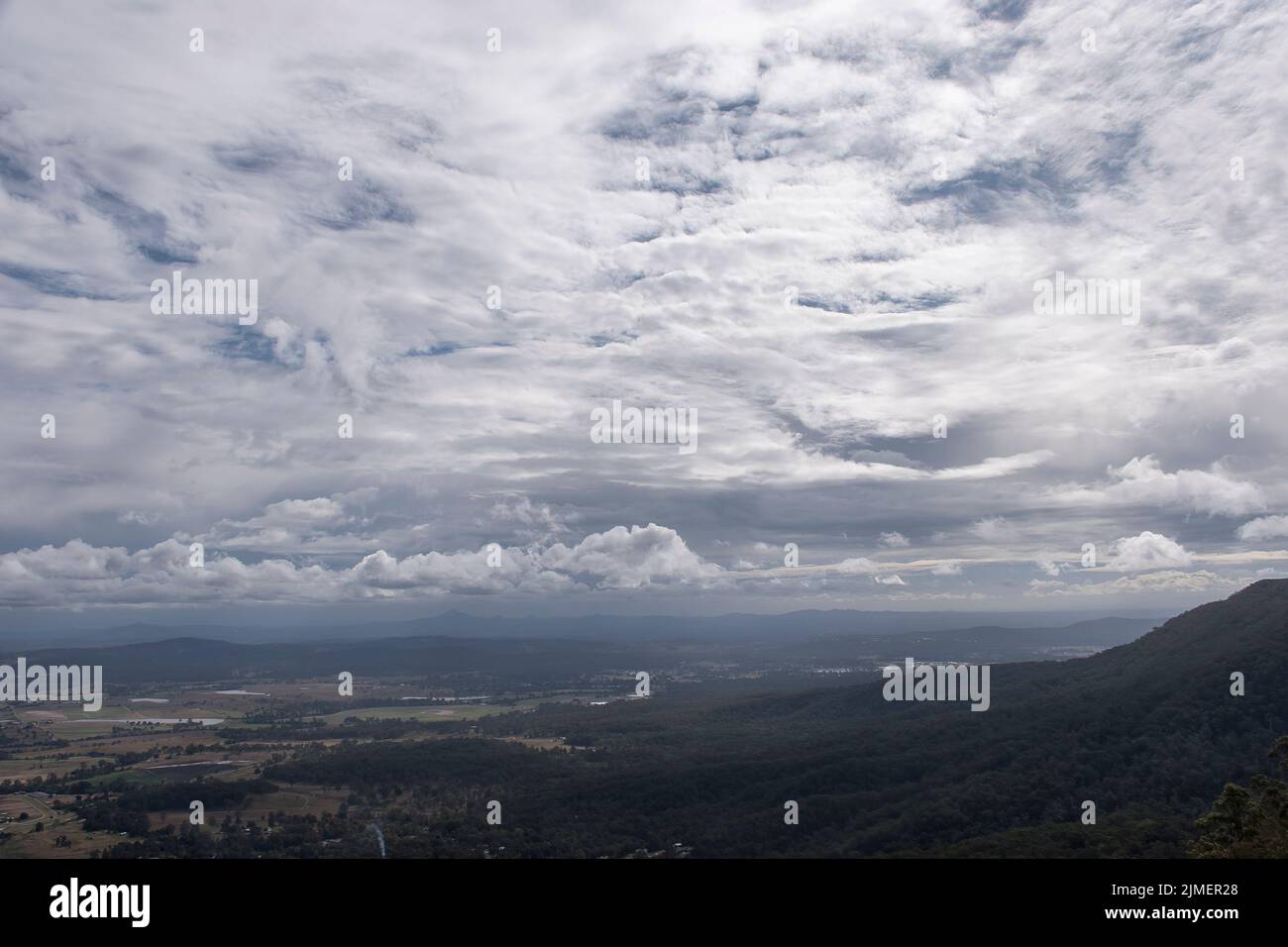 Guardando a ovest dalla cima del Monte Tamborine attraverso il Scenic Rim, Queensland, Australia. Nuvole invernali e luce solare scarsa. Foto Stock