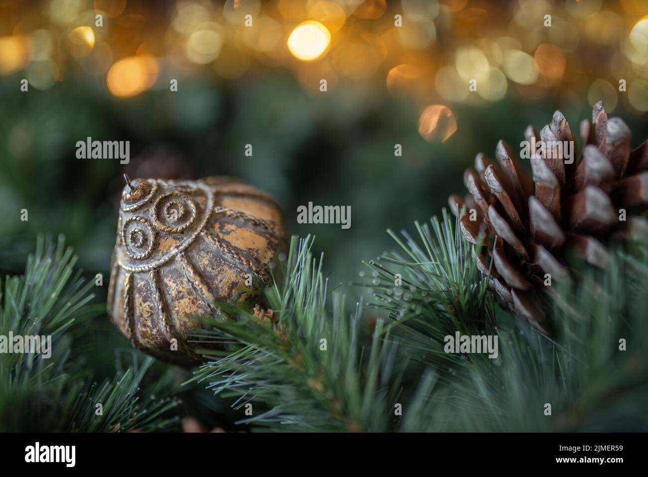 Decorazione dorata su fondali di abeti. Biglietto di Natale con spazio per la copia. Foto Stock