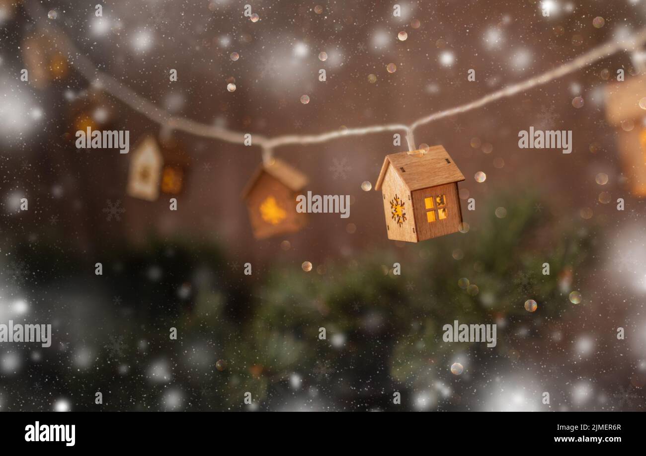 Vista del ghirland degli alberi di natale. Idee natalizie per il biglietto di auguri. Foto Stock