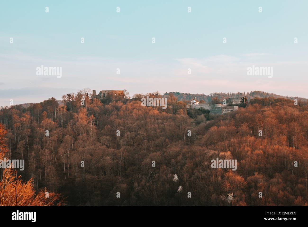 Antico castello nel territorio ceco chiamato Hukvaldy, che si trova su una collina ai piedi delle montagne Beskydy. Casa medievale di principe Foto Stock