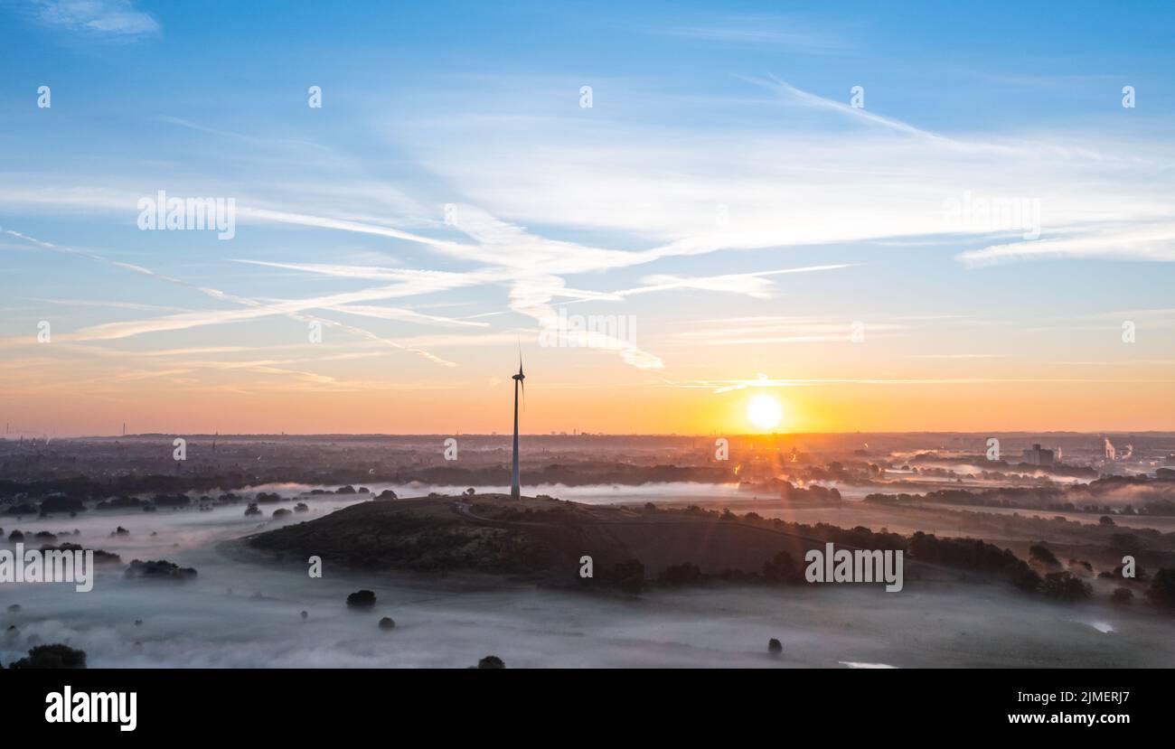 Alba e i primi raggi di sole sui prati coperti di nebbia della Ruhr a Duisburg, Germania Foto Stock