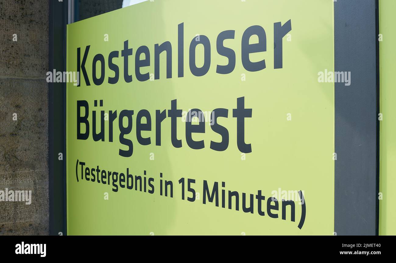 Firma su una finestra con iscrizione libera corona test per i cittadini (kostenloser Buergertest) Foto Stock