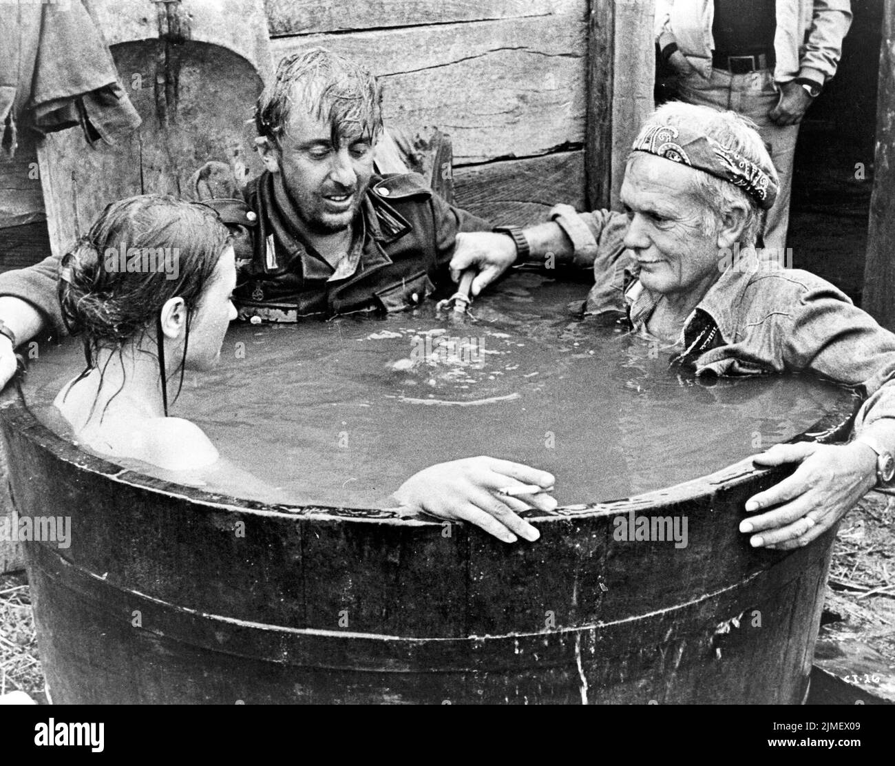 SAM PECKINPAH, VADIM GLOWNA e IVICA PAJER in CROCE DI FERRO (1977), diretto da SAM PECKINPAH. Credito: AVCO AMBASCIATA / Album Foto Stock